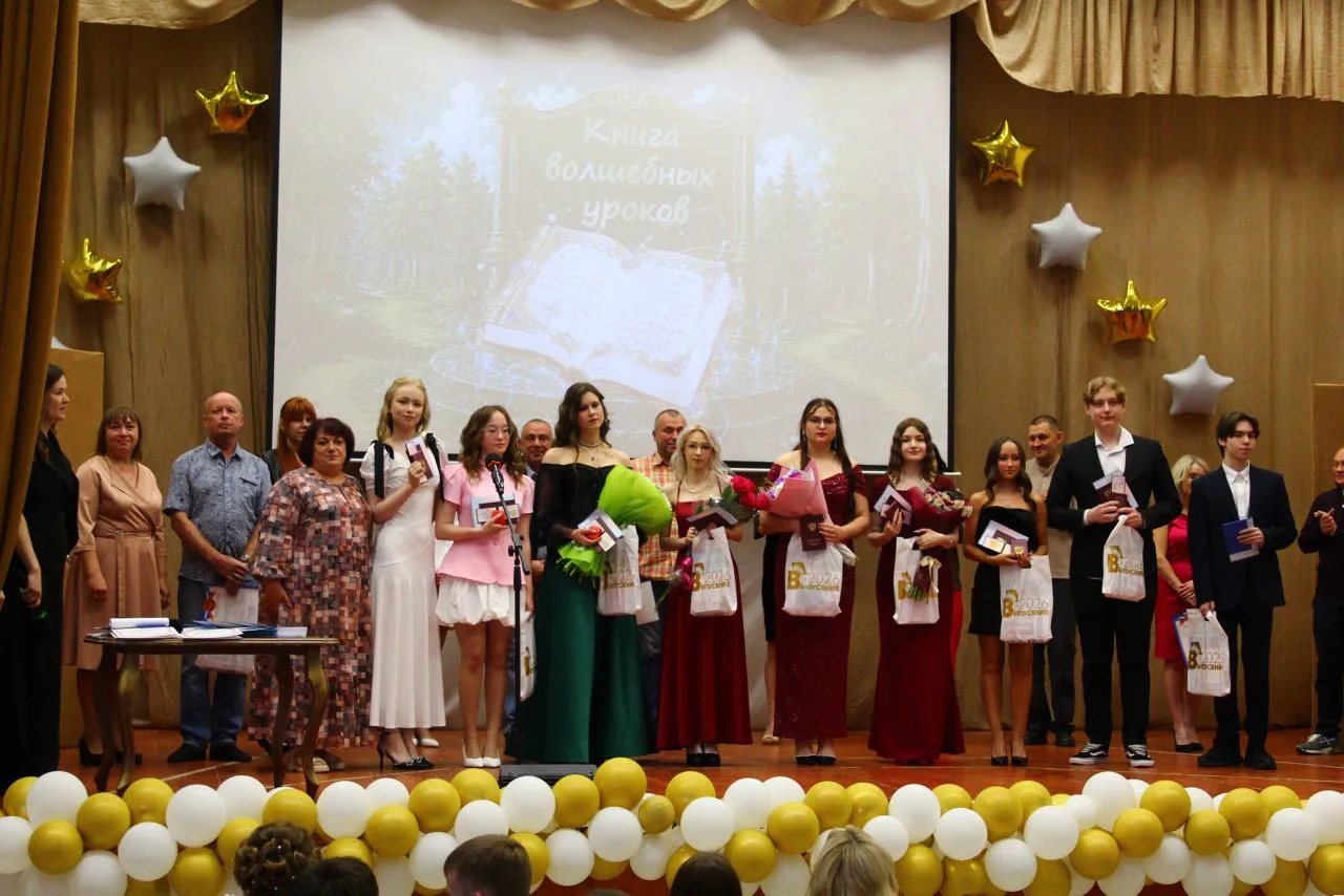 Позади бессонные ночи, волнения, переживания, экзамены... Впереди - целый мир возможностей, тысячи и