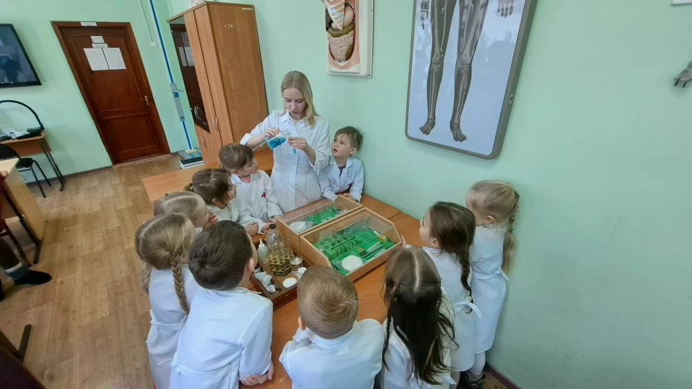 🧑‍⚕ 20 февраля в рамках сетевого взаимодействия участники «Школы Гиппократа» для ребятишек детского 