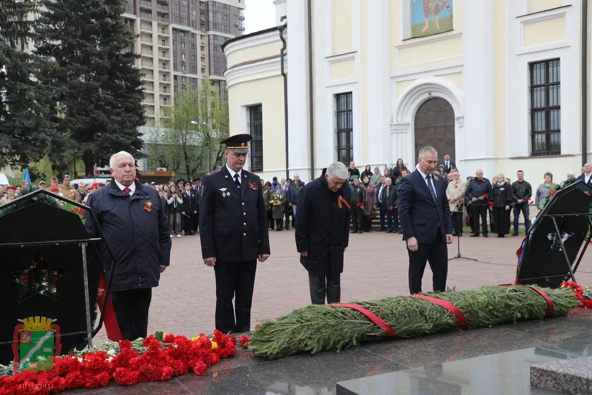 День Победы — священный праздник.  В Наро-Фоминске мы неизменно приходим сюда, к Вечному огню, чтобы