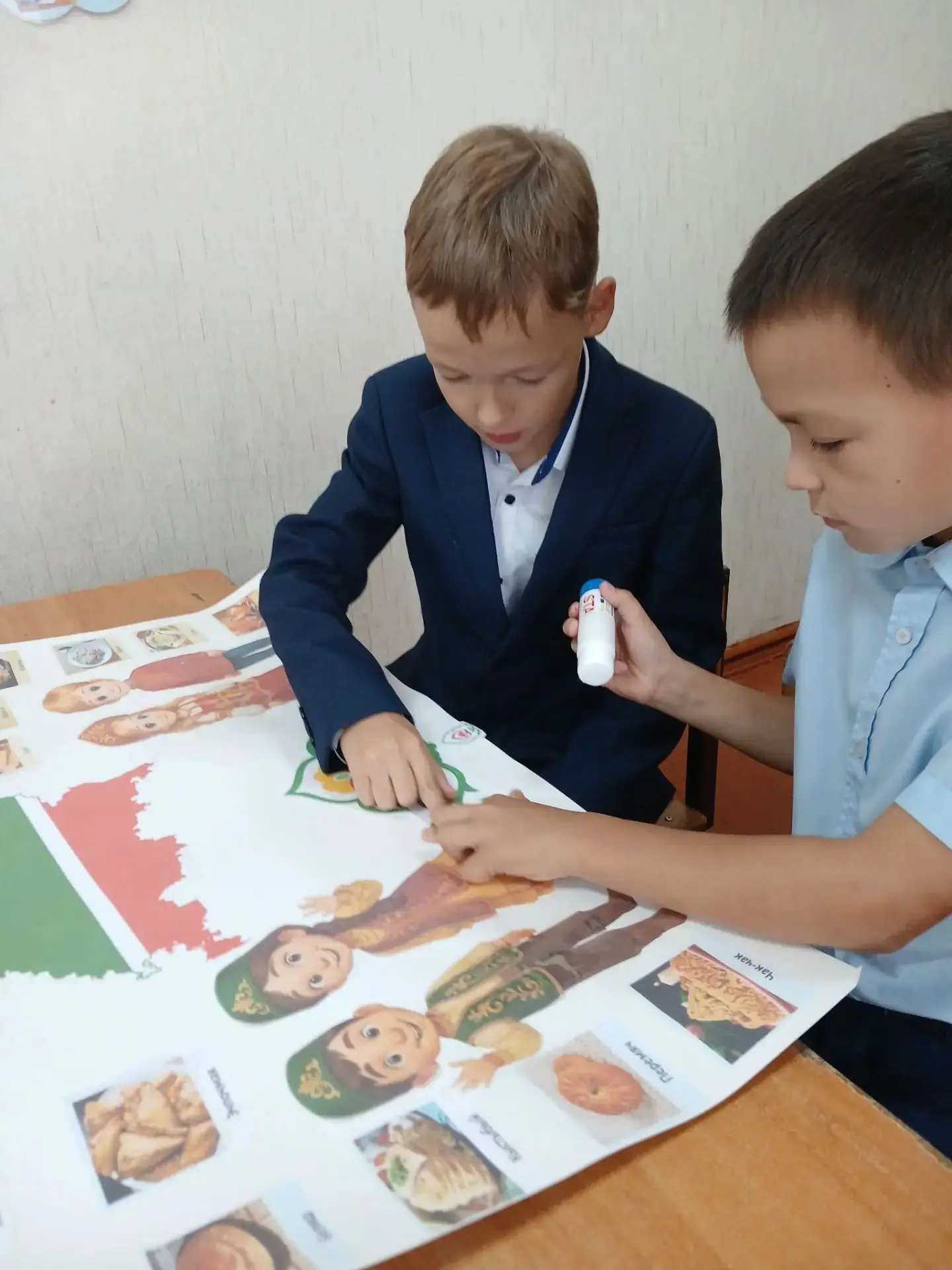 В рамках месячника " Экстремизму- Нет" 3 Б принял участие в конкурсе плакатов " Мой дом...