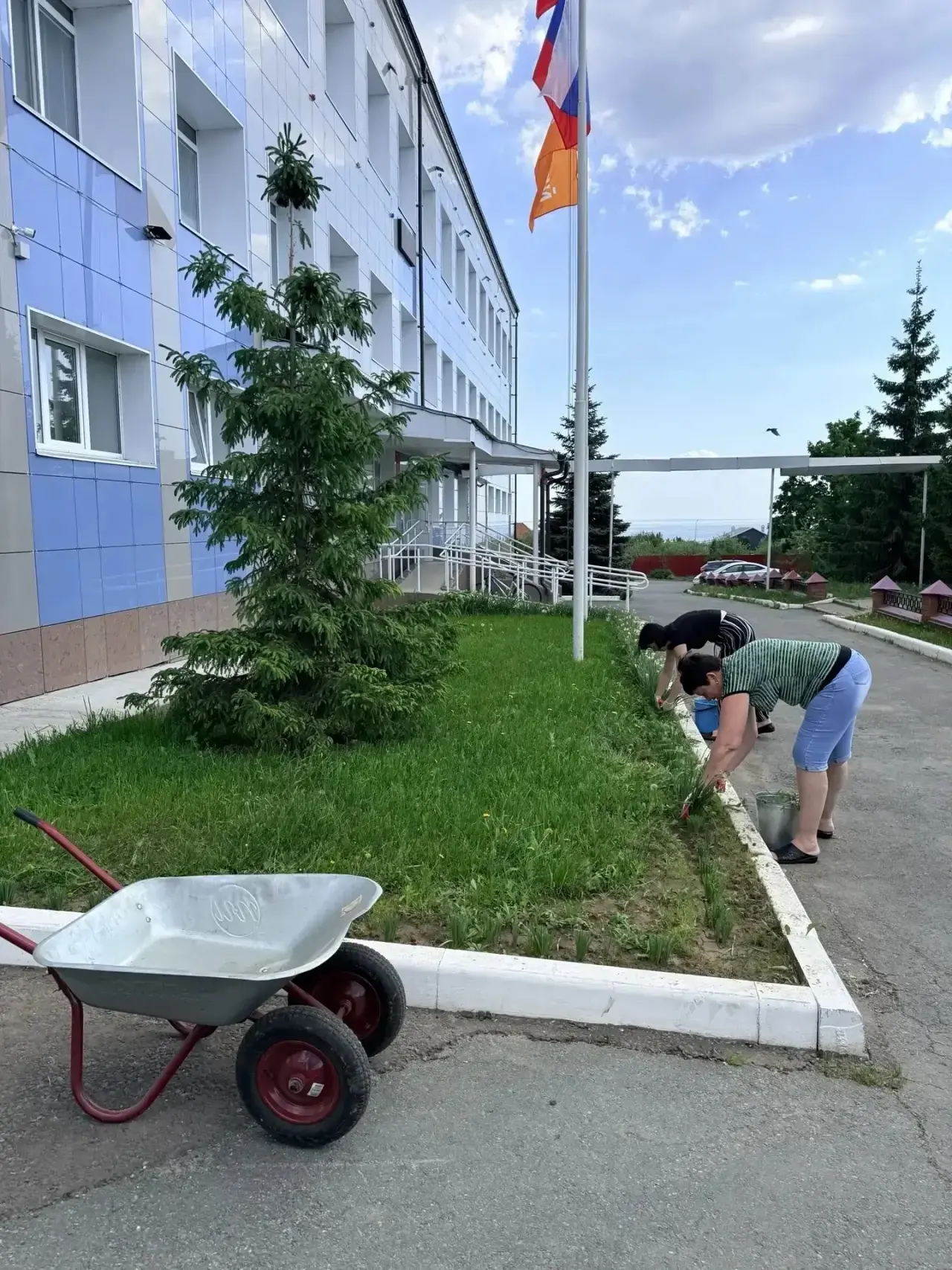 Лаишево становится чище. На средник дружно вышли воспитанники и сотрудники детского дома, ГБУ «Компл