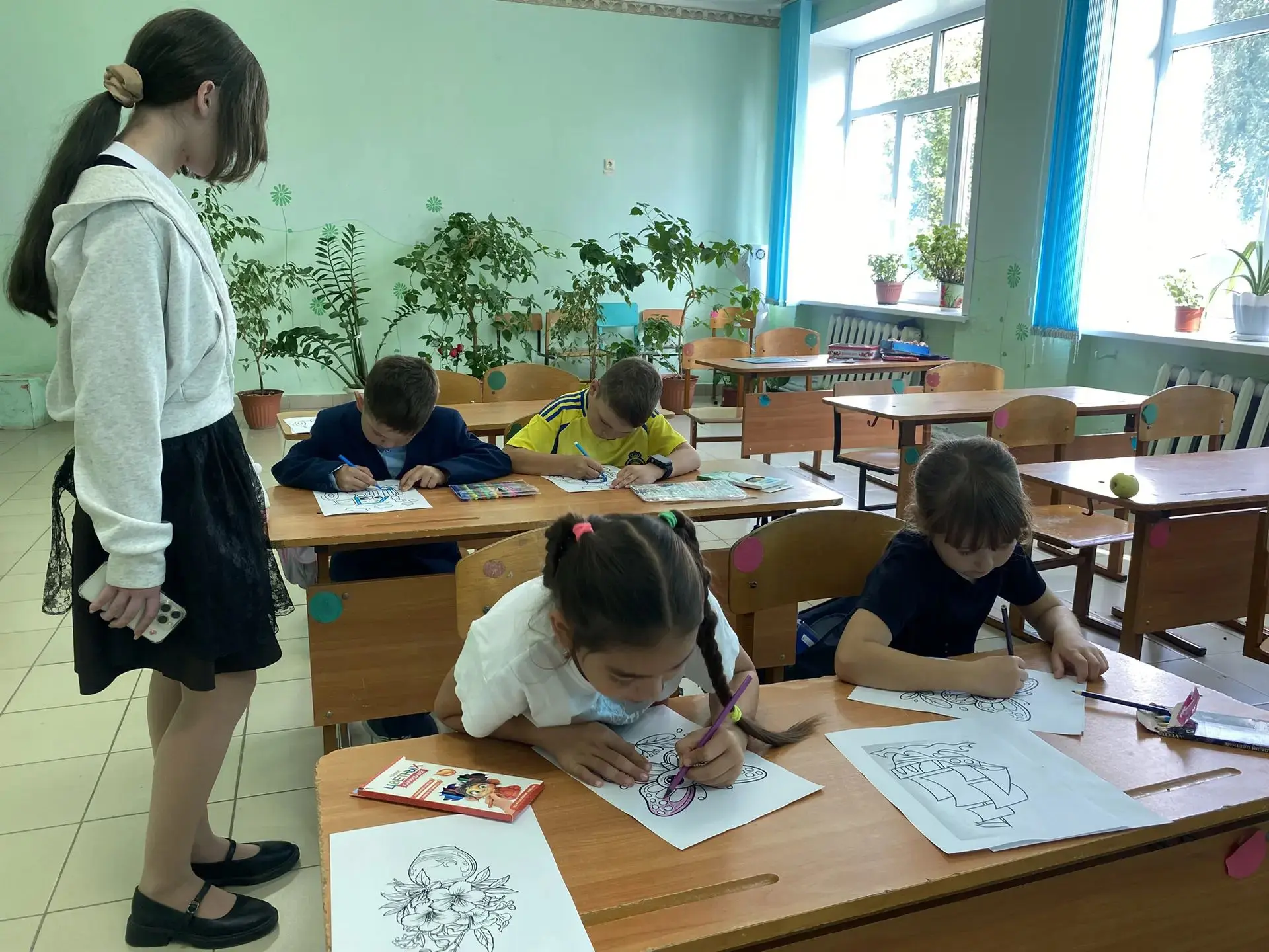 Тепло сердец: восьмиклассники и ученики начальных классов подготовили открытки ко Дню п...