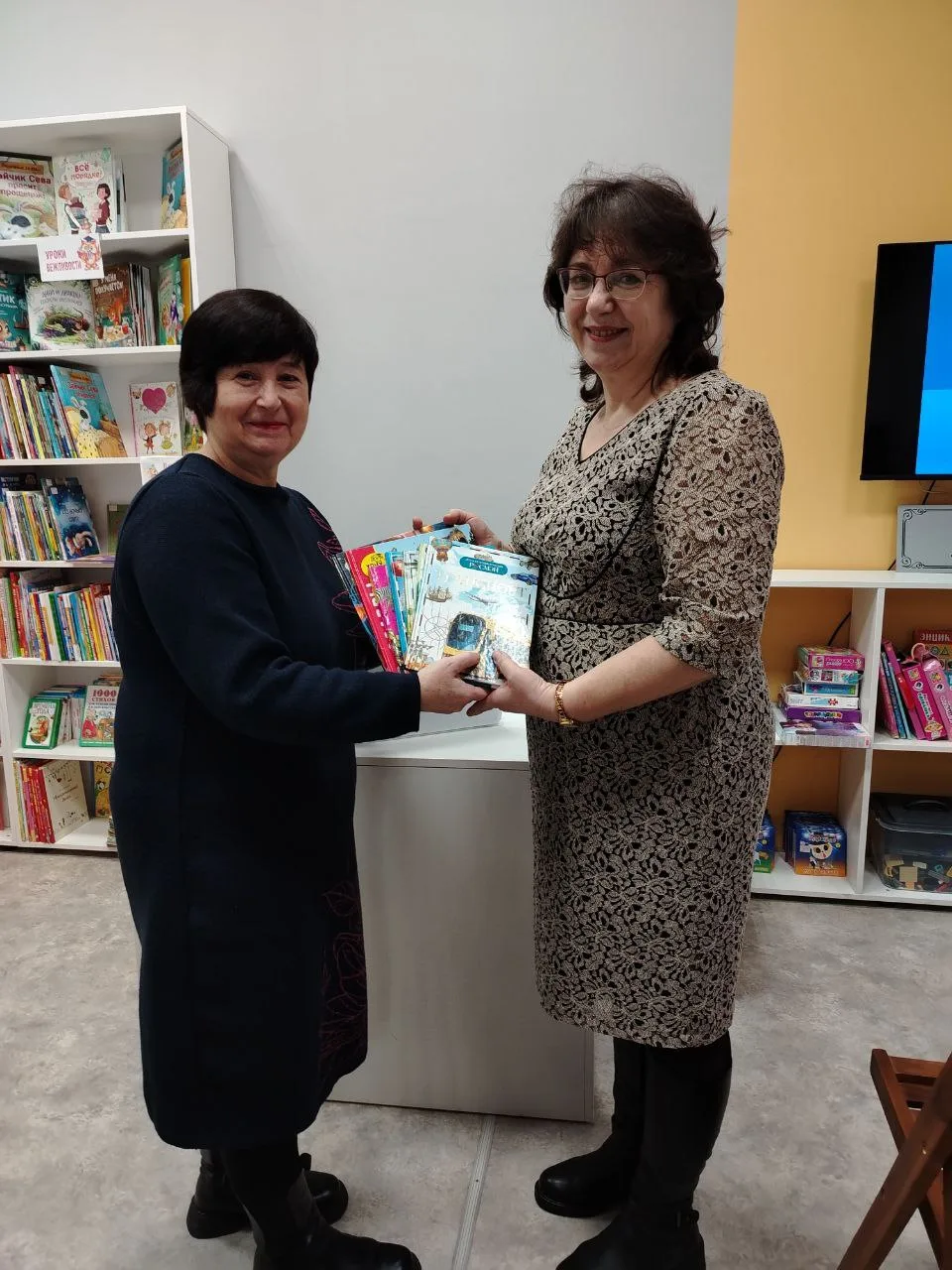 14 февраля - Международный день книгодарения. Накануне учащиеся 2 "Д" класса с классным руководителе