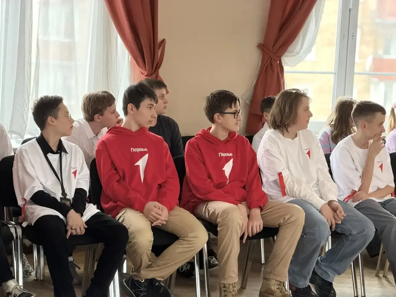 🌸 СИРЕНЬ ПОБЕДЫ 2026 🌸  🏫Сегодня в московской школе №1251 имени генерала Шарля де Голля состоялась т