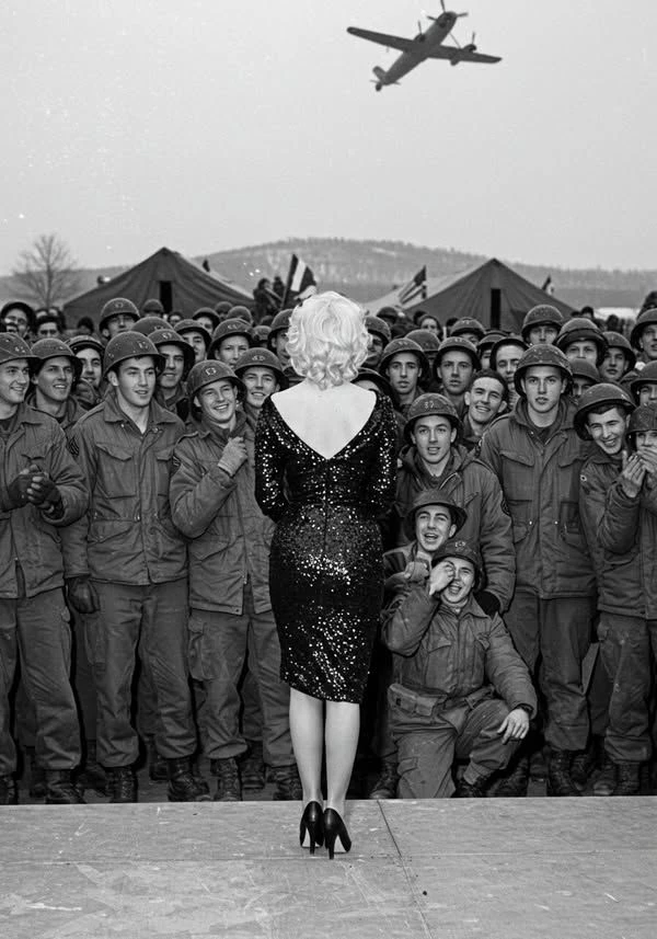 Тогда он впервые избил её.

Февраль 1954 года. Мэрилин Монро только что вышла замуж за Джо ДиМаджо. 