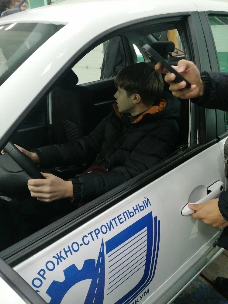 Знакомство с профессией: экскурсия в Дорожно-строительный техникум  Учащиеся 9-х классов посетили До