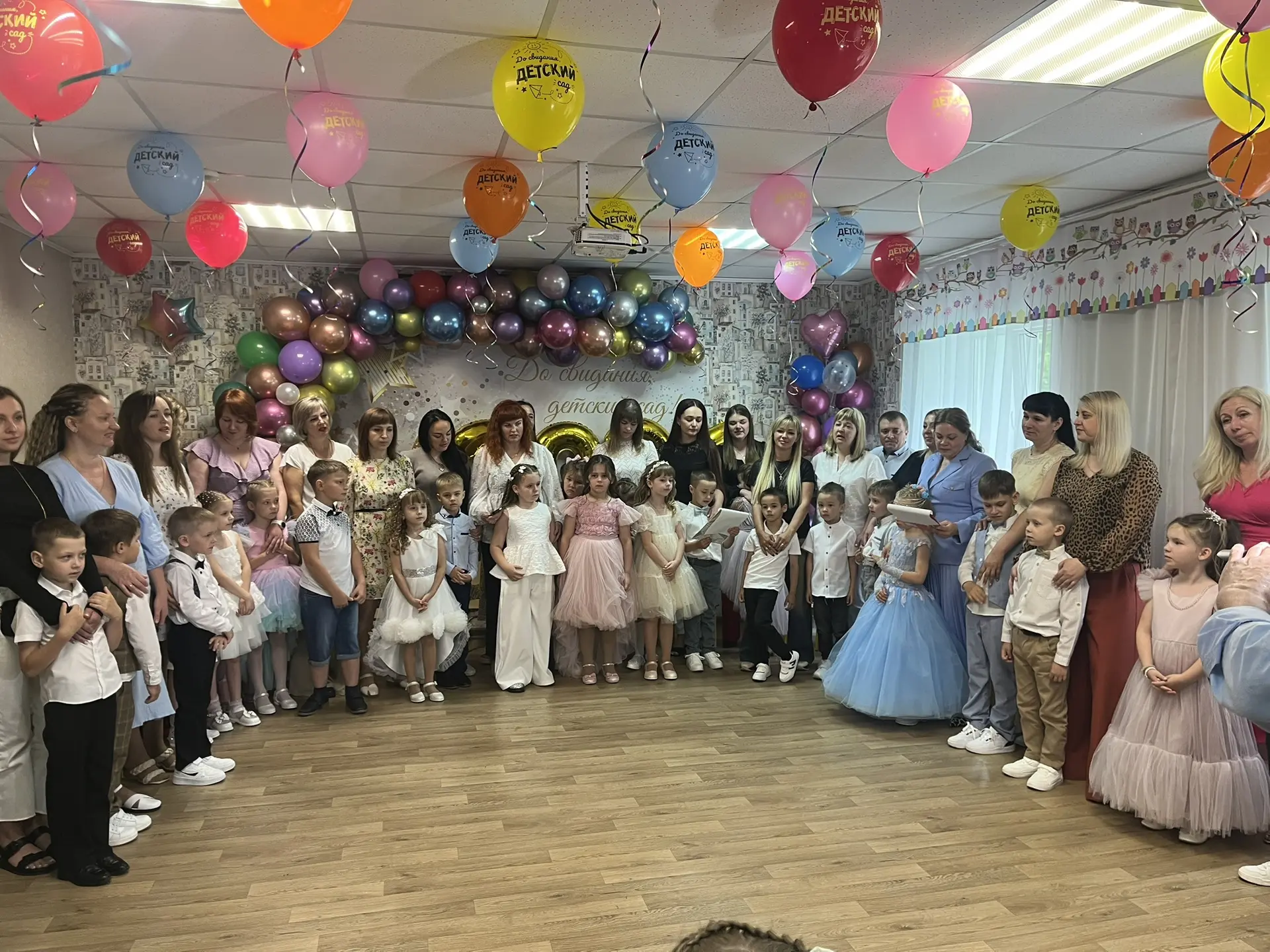 Сегодня у наших «Капелек» выпускной!

Кажется, только вчера вы пришли такими крохами с мокрыми от сл
