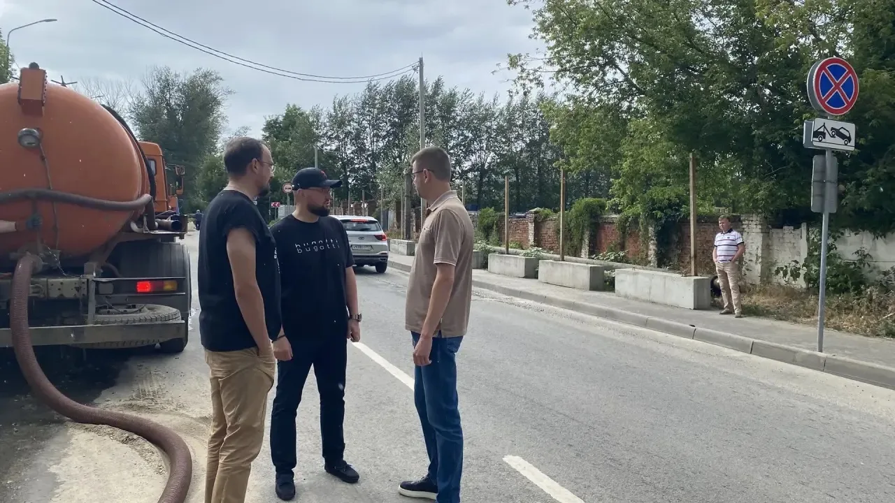 Выехал на место повреждения участка канализационного коллектора на улице Ольшанского. С...