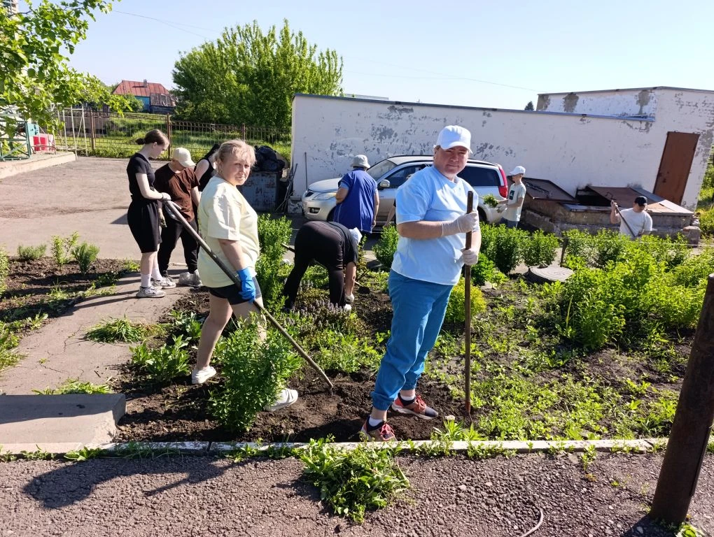 В пятницу, 22 мая, в Татановской школе прошёл общешкольный субботник. 🧹🍃  На календаре — май, а это 