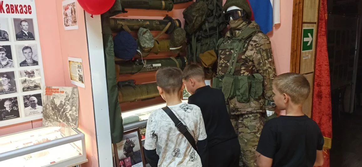 Для юных посетителей сотрудники Новомихайловского музея провели экскурсию «Славному подвигу нет забв