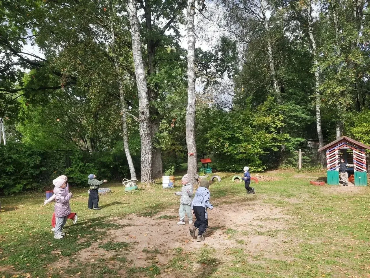 🍁Сегодня на прогулке ребята из группы «Непоседы»👦👧стали настоящими осенними исследов...