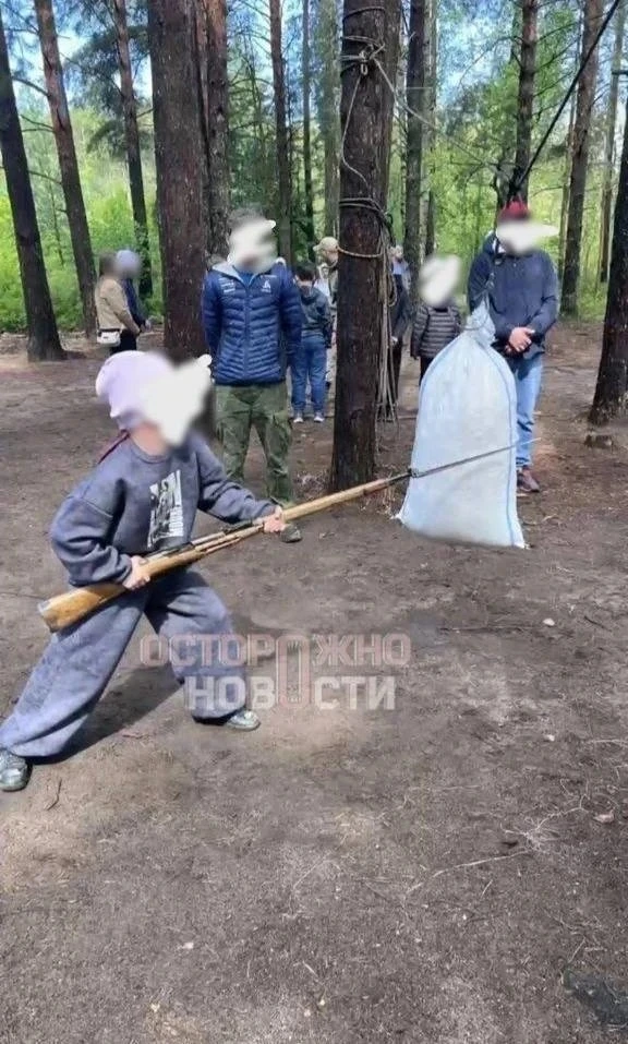 😳 Второклассников в Петербурге учили «штыковой атаке» на выпускном