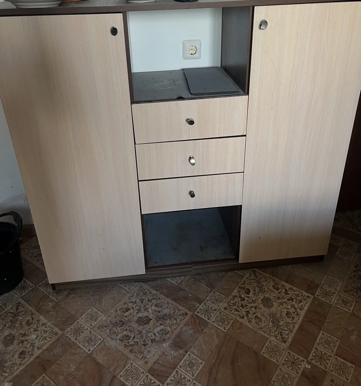 Отдам даром. Самовывоз до 20.00 .чугунная ванна, микроволновая печь не работает тент.