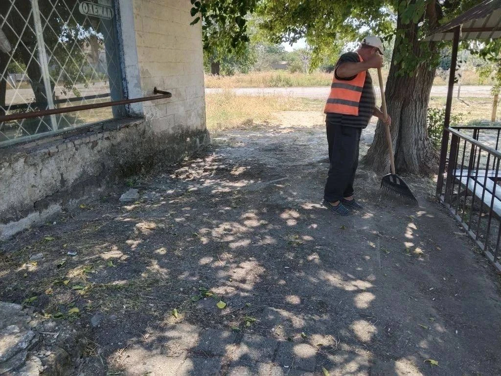Сотрудники МБУ «Парки и скверы» выполнили в селе Инзовка ,уборку мусора по улицам Перво...