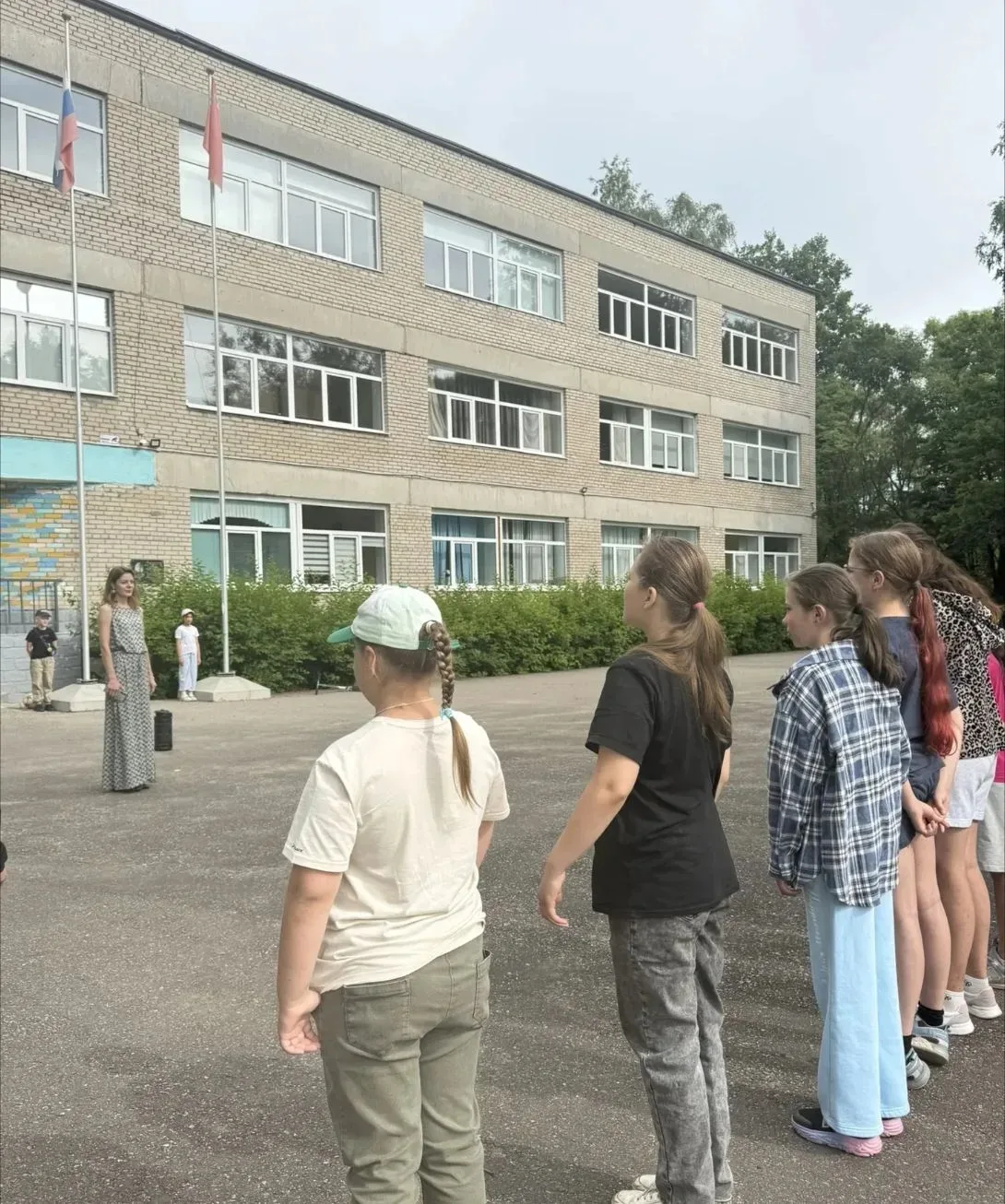 Утро в школьном лагере всегда начинается с зарядки ⚽🏃‍♂️💪. Это отличный способ взбодриться и заряд
