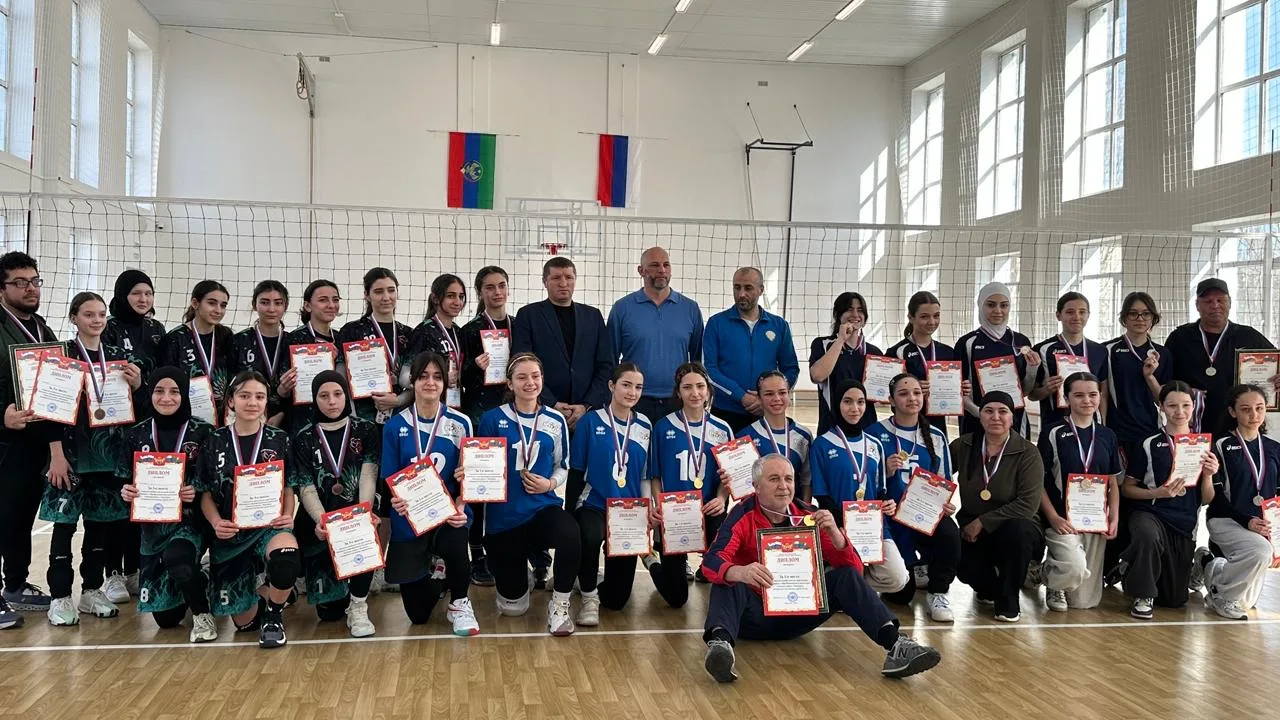 🏆 Сегодня, 21 февраля, в спортивном зале нашей школы прошла настоящая битва на волейбольной площадке