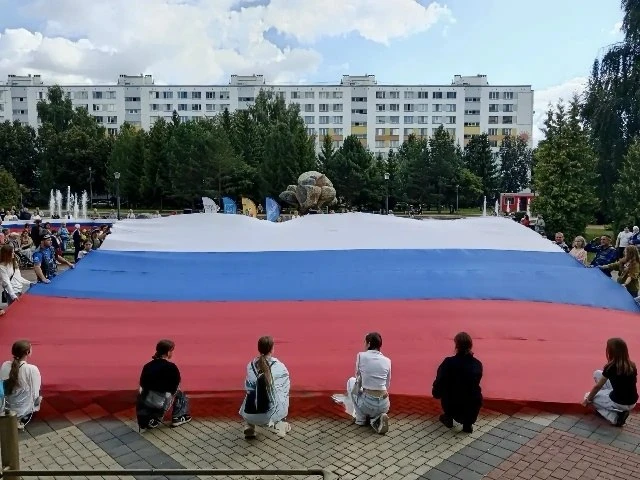 В Набережных Челнах отметили День Государственного флага России.