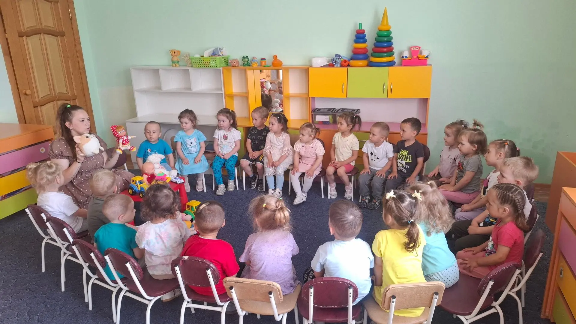 Икенче кече яшь төркемендә тәрбияләнүче балалар белән "Уенчыклар көне" уңаеннан уенчыклар турында әң