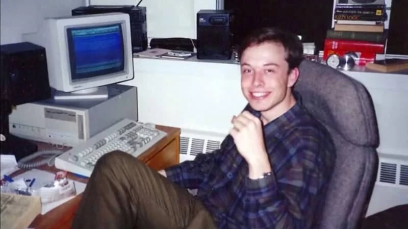 Когда Илон Маск учился в колледже, он устраивал платные вечеринки и тем самым оплачивал...