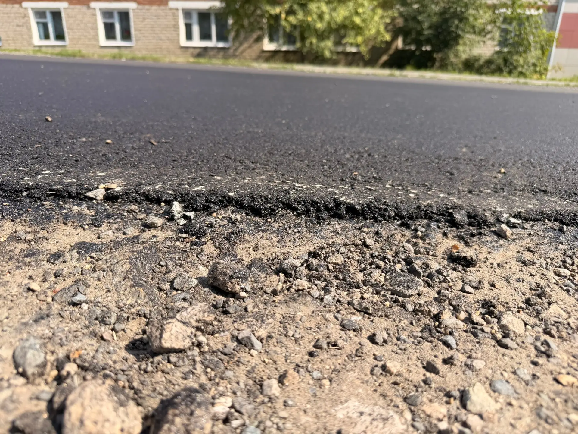 Слой нового асфальта на пионерском 🤣 от 4 миллиметров до 1 сантиметра слой уложен 🤣  
Освоено наве