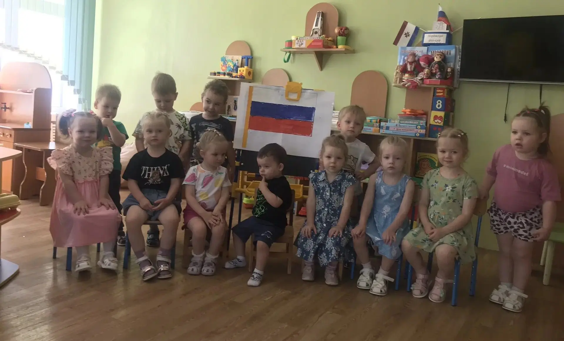 Флаг у нас прекрасный-
Белый, синий, красный!
Белый - мир и чистота,
Синий - верность, чистота,
Крас