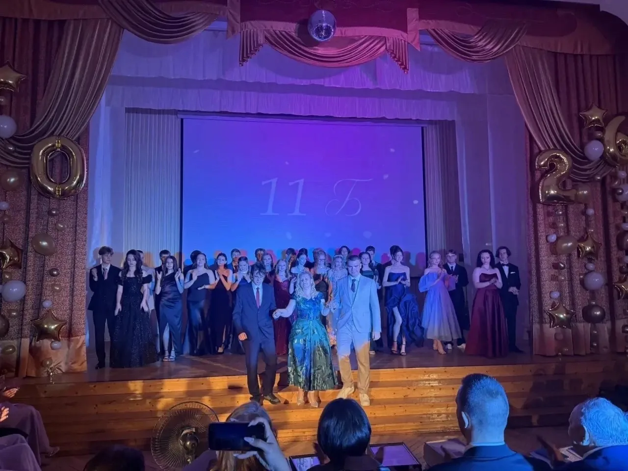 🎉 Выпускной вечер 🎉

🌟27 июня стены нашей школы наполнились эмоциями, улыбками и лёгким волнением
