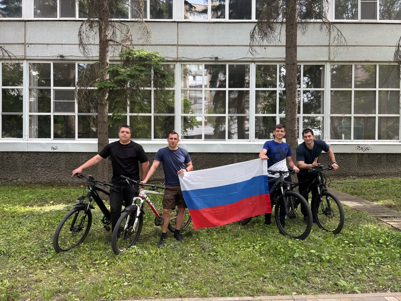 🚴🏻‍♂️ Велопробег с флагом России: сотрудники УИС Ставрополья отметили канун праздника

В преддвери