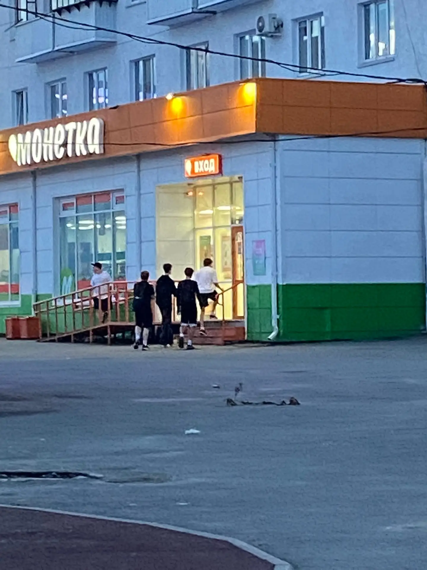 Гуляли с подругой возле пушки, увидели этих парней, понравились 2, шли долго в одну сторону вместе, 