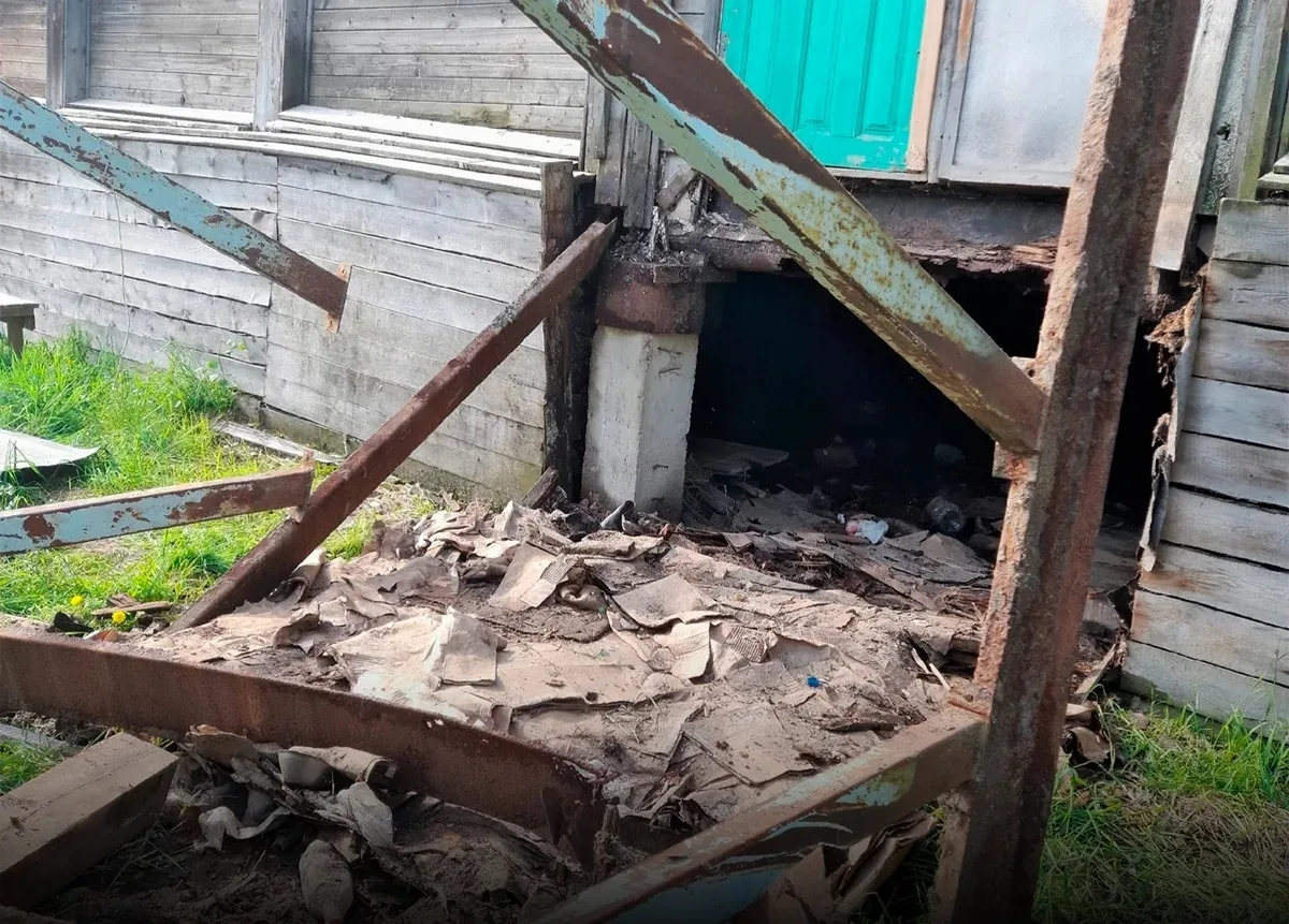 Прокуратура проверит управляющую компанию дома в Нягани, где обрушилось крыльцо. Лестница здания пре