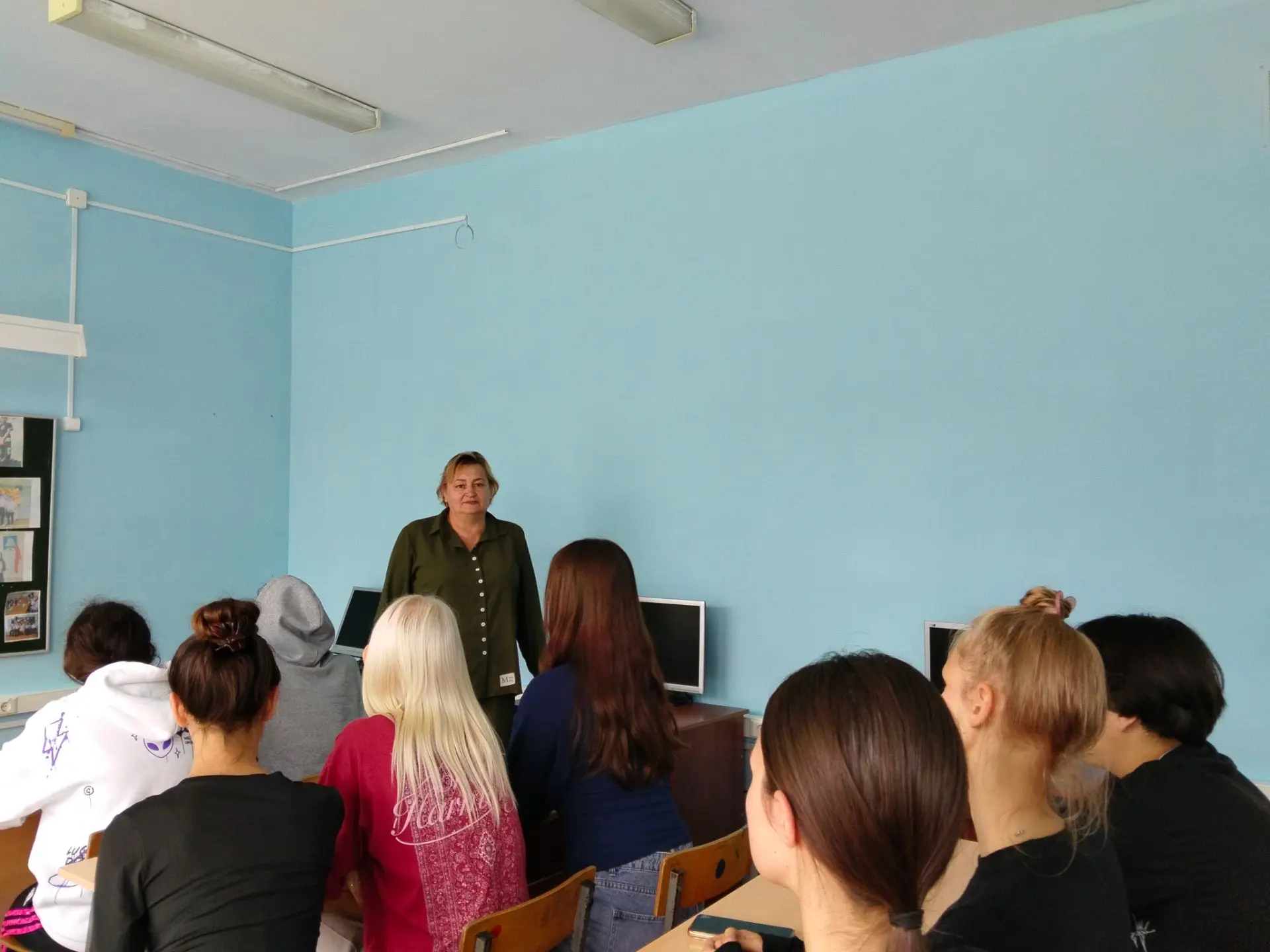 Сегодня наши ребята-выпускники  встретились с сельским библиотекарем. Марина Михайловна...