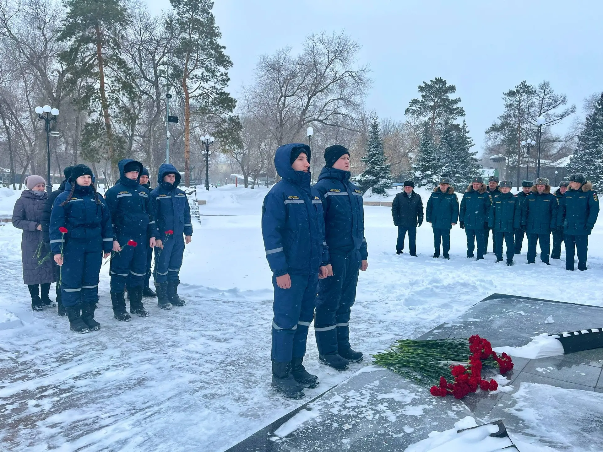 ⭐️ Цветы у обелиска, в рамках празднования Дня защитника Отечества  День защитника Отечества — празд