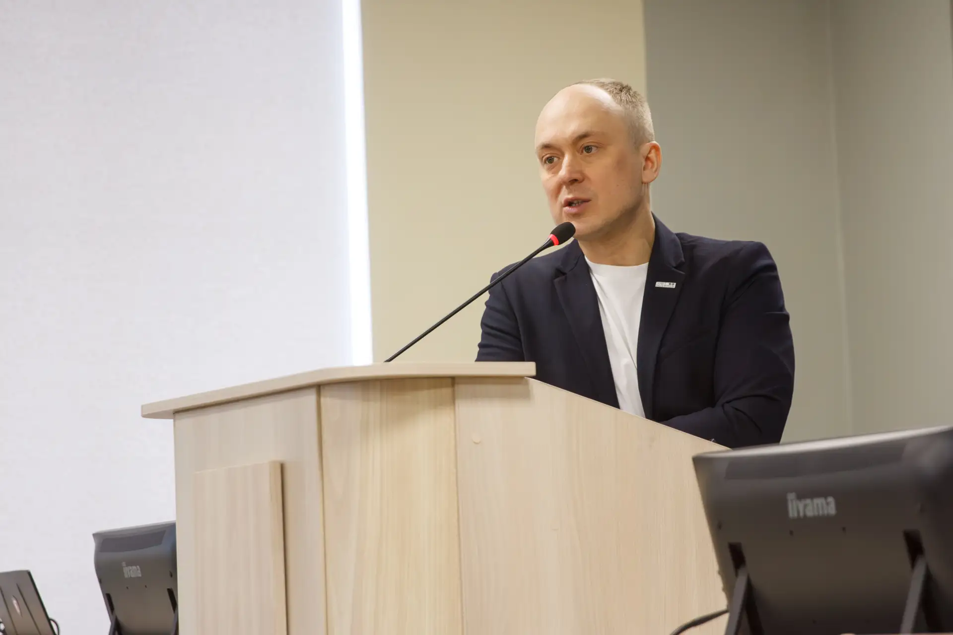 «Кузбасс открывает мир»: агентство по туризму презентовало регион иностранным студентам КемГИК  ❇ 24