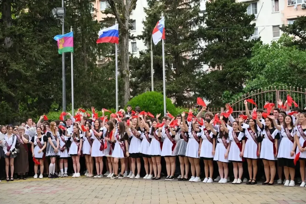 🔔 Сегодня для выпускников прозвучал последний звонок — 2026!  Дорогие выпускники!   🔔Этот звонок — с