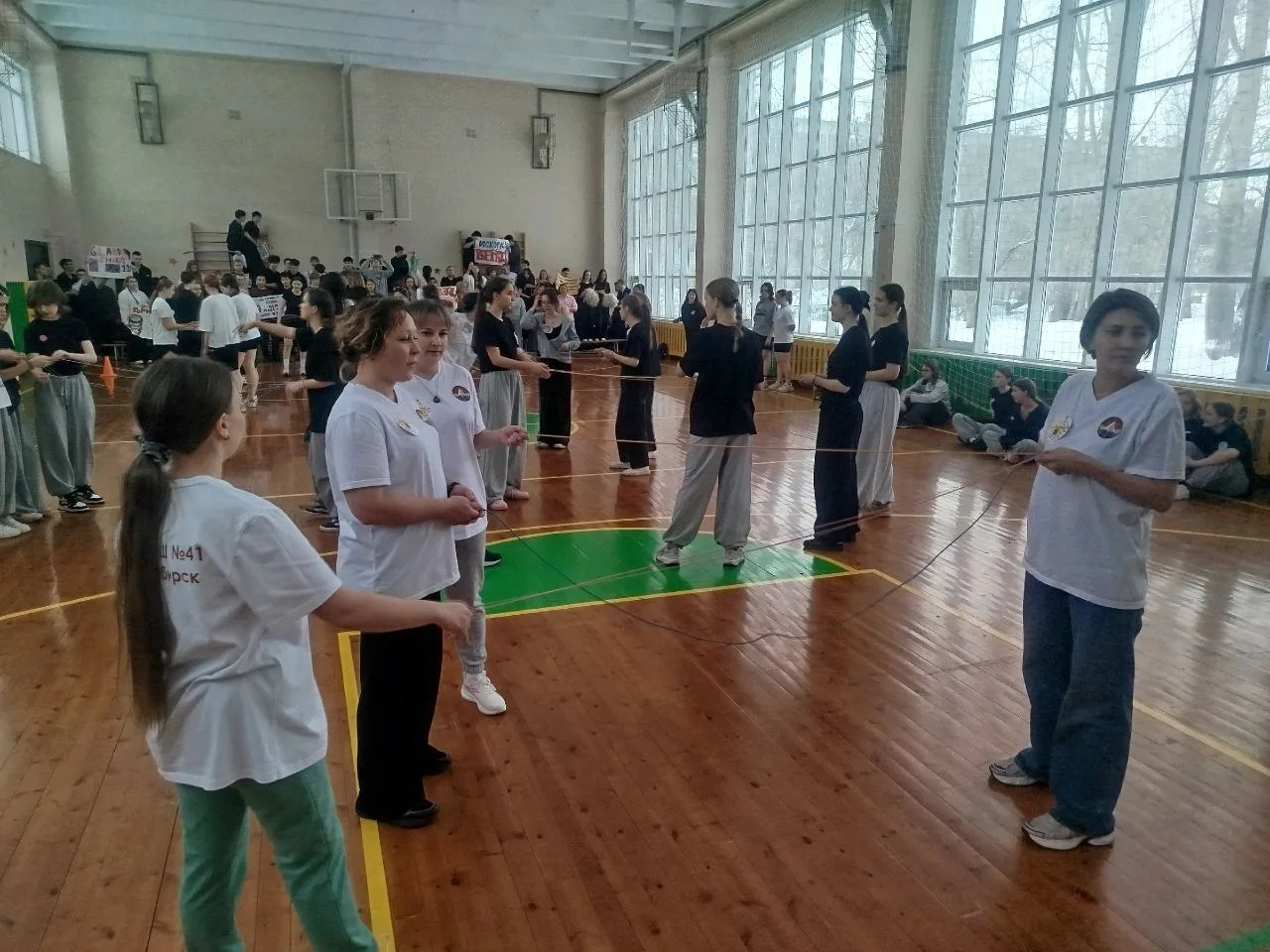 Спортивный фестиваль "А ну-ка, девочки", посвящённый Международному женскому дню, продолжается и мы 
