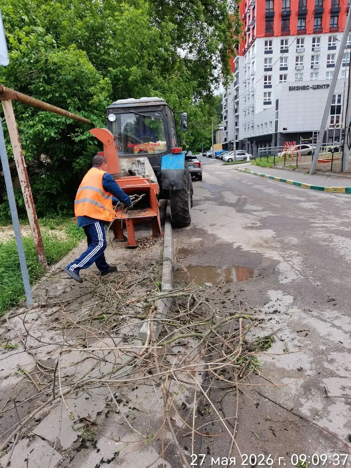 В рамках благоустройства территорий проводим санитарную обрезку деревьев: выполняем вырезку сухих су
