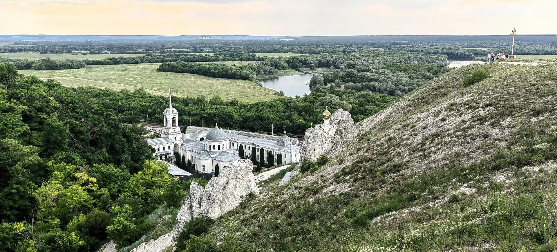Факты не передают главного

Можно долго рассказывать, что пещерные ходы Белогорского монастыря уходя