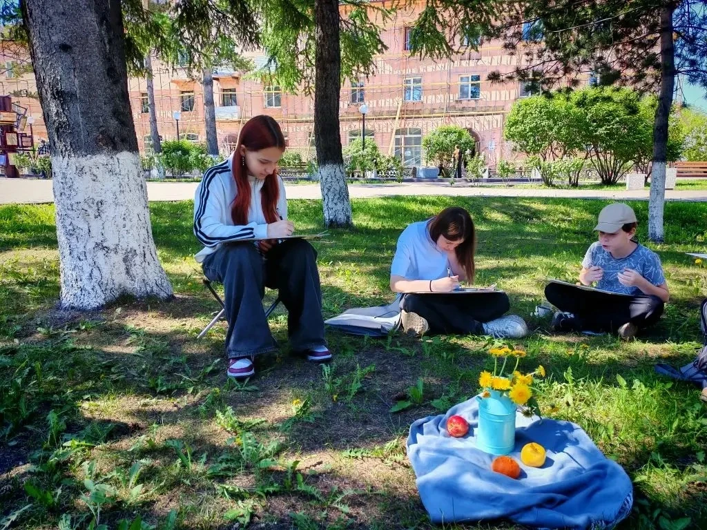 Продолжаем наш пленэр 🎨
С каждым днём работ становится всё больше, а интересных — ещё больше. Солнц