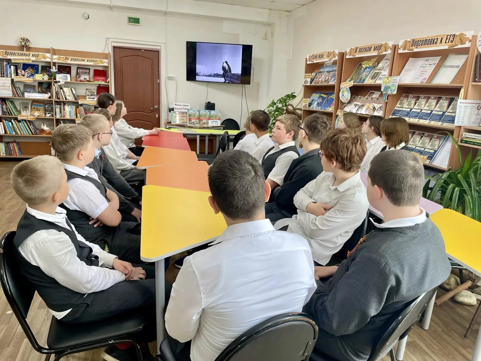 В МБОУ СОШ №18 стартова акция "И память книги оживит", посвященная Дню Победы!   Педагог-библиотекар