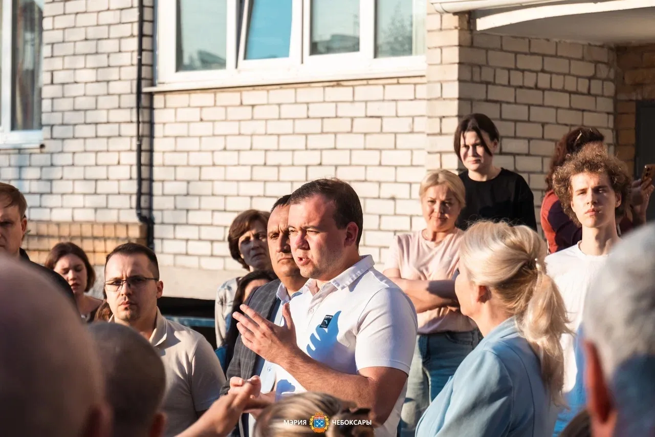 Встречи с жителями домов, пострадавших от атаки БПЛА  Сегодня профильные специалисты, совместно с ко