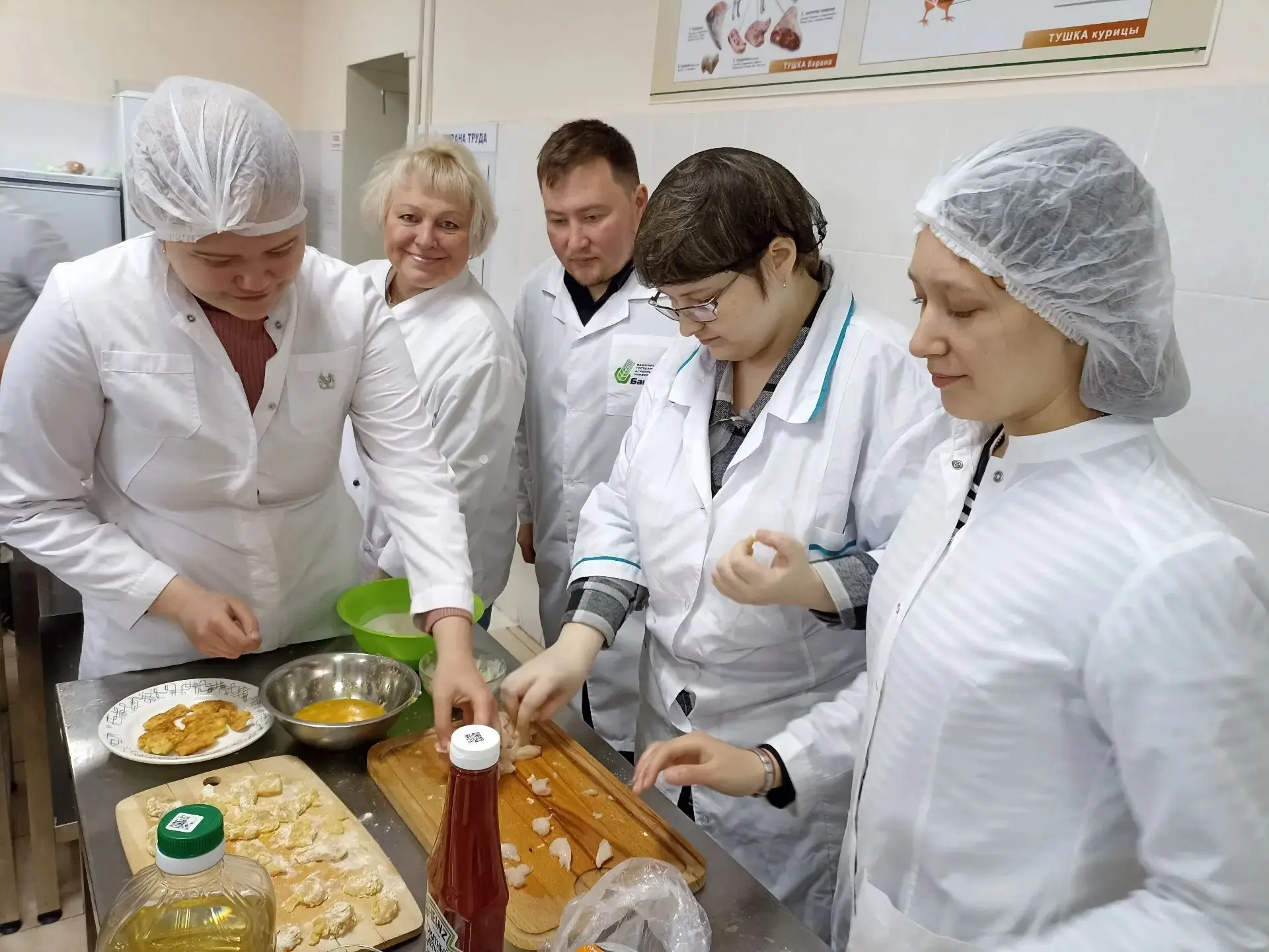 🥐🍸Студенты 1 и 2 курсов ФПТ освоили профессии «Бармен» и «Кулинар мучных изделий  Ребята обучались 