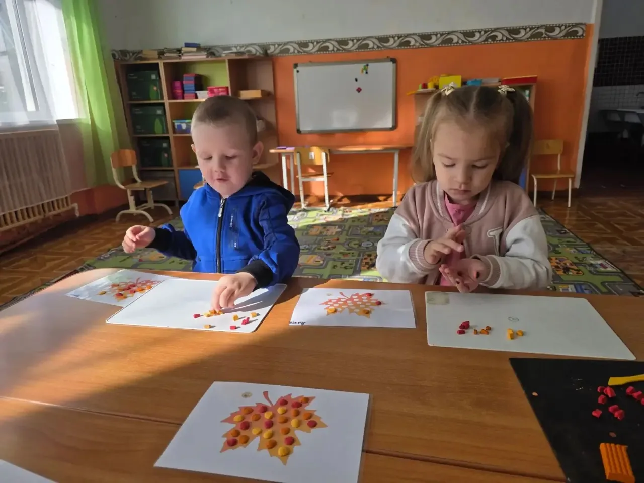 Ребята средней группы познакомились с осенними признаками: узнали, что осенью становитс...