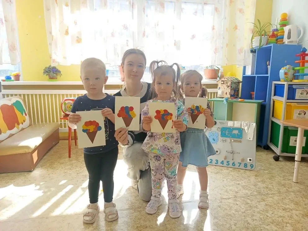 🍦 Маленькие кондитеры из группы «Ромашка»!

Сегодня в нашей группе самый сладкий праздник — День мо