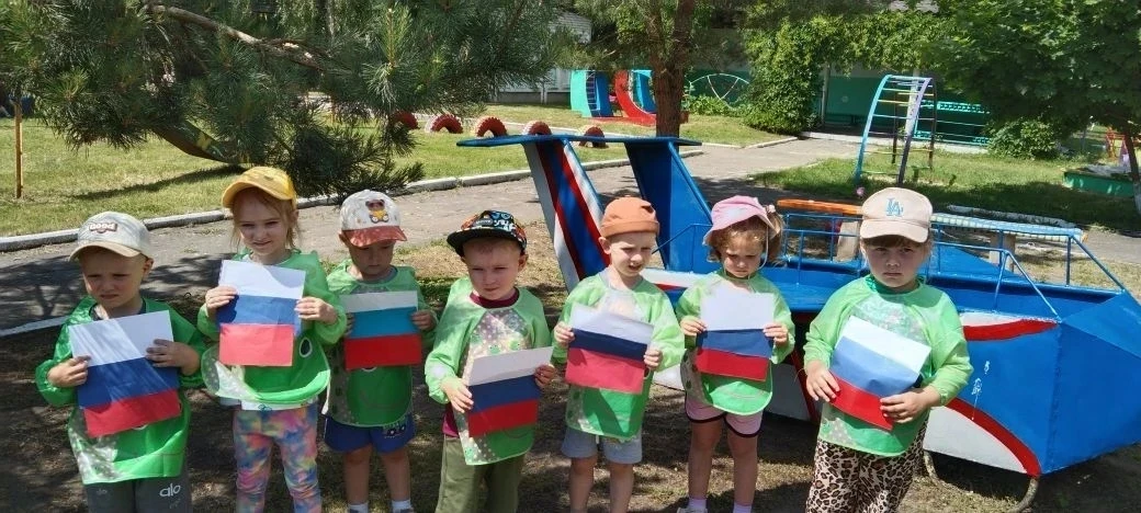 Воспитанники вторых  младших групп "Малинка" и "Колокольчик"  вышли на уличную «мастерскую». Вместо 