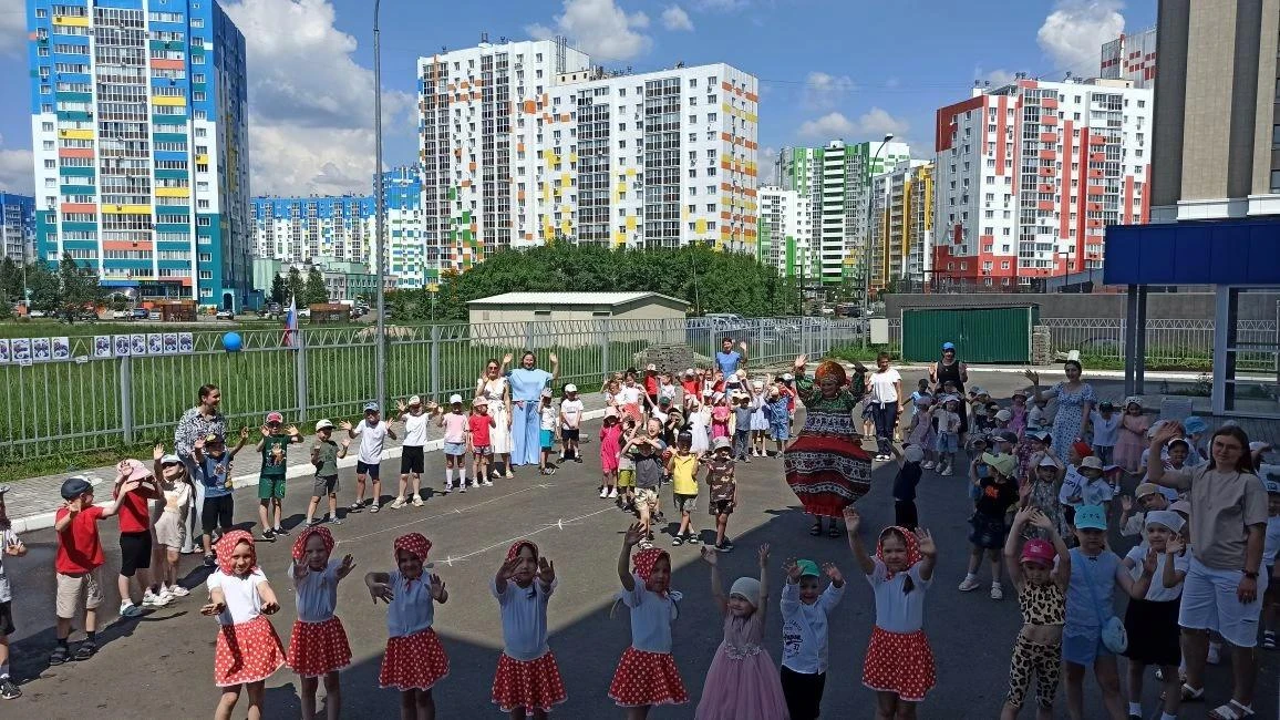 «Сурская сказка» встретила День России стихами, песнями и плясками!

11 июня наш сад превратился в н