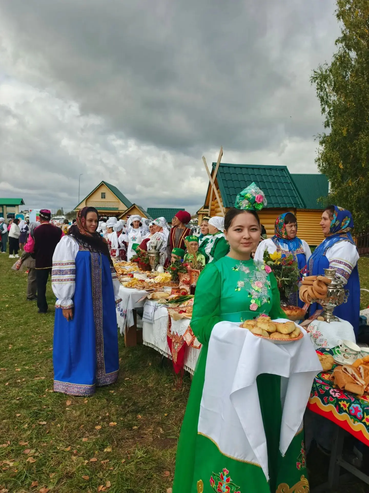 Иске Җөри урта мәктәбе укытучысы Сөмбел Әсхәт кызы  якташыбыз Юныс Әхмәтҗанов истәлеген...