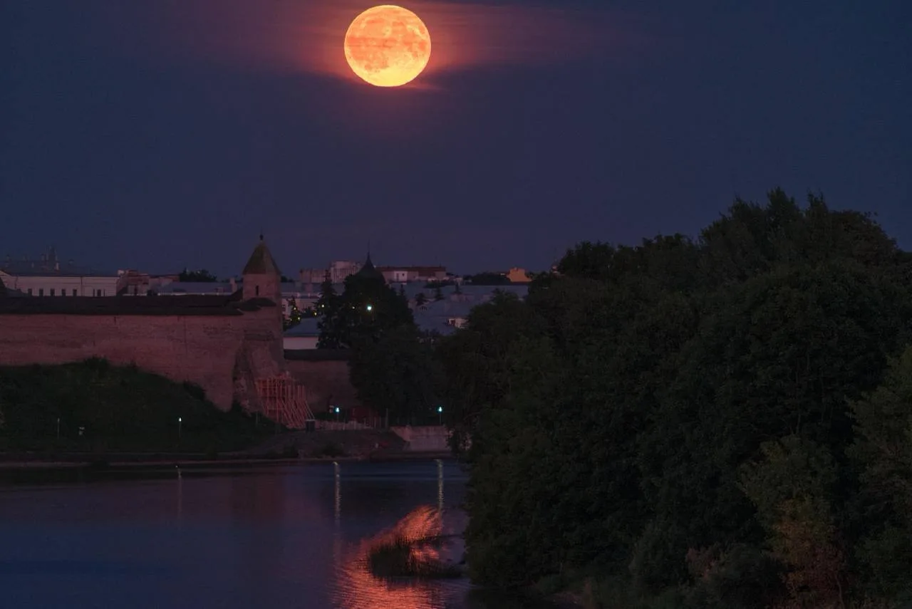 🌕 Астрономический август в Пскове начался с восхода полной Луны

Канал «АстроПсков» опубликовал сни