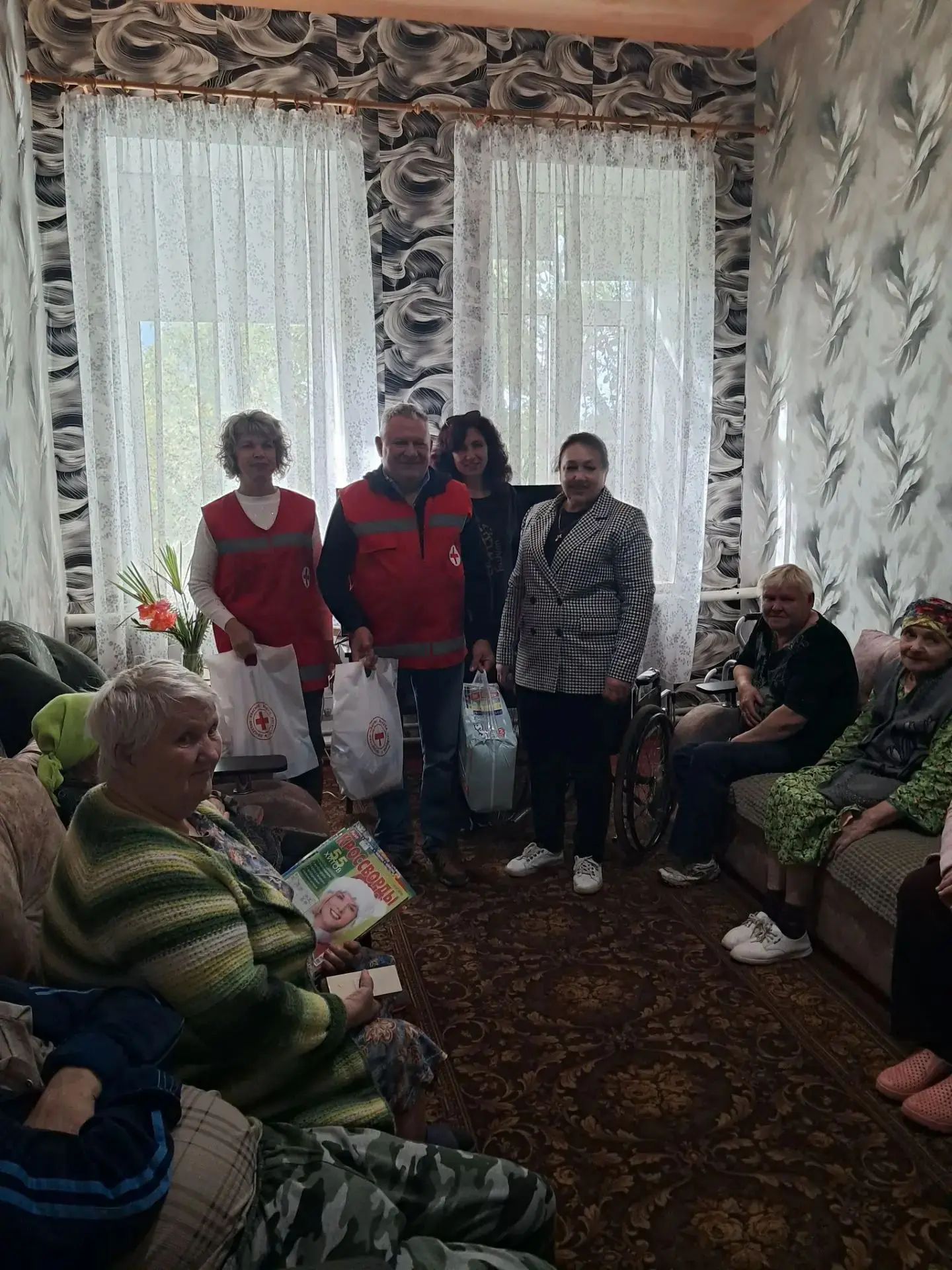 Сотрудники Белолуцкого Дома культуры и Красного Креста поздравили жителей Белокуракинск...