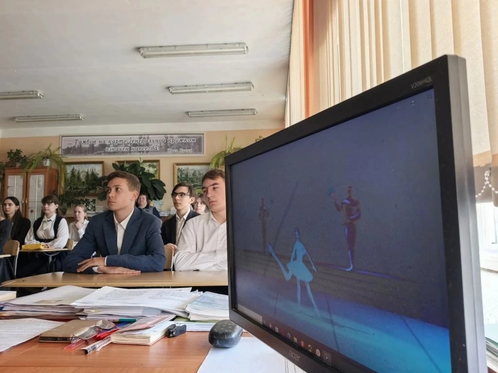 🏫 Неделя в нашей школе и её  филиалах началась с традиционной еженедельной линейки — важного и вдохн