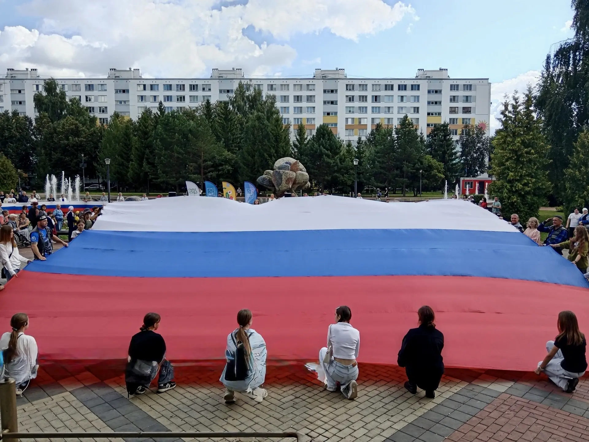 Рёв моторов, колонна из 30 мотоциклов, ленты-триколоры и огромный российский флаг 🇷🇺 ...