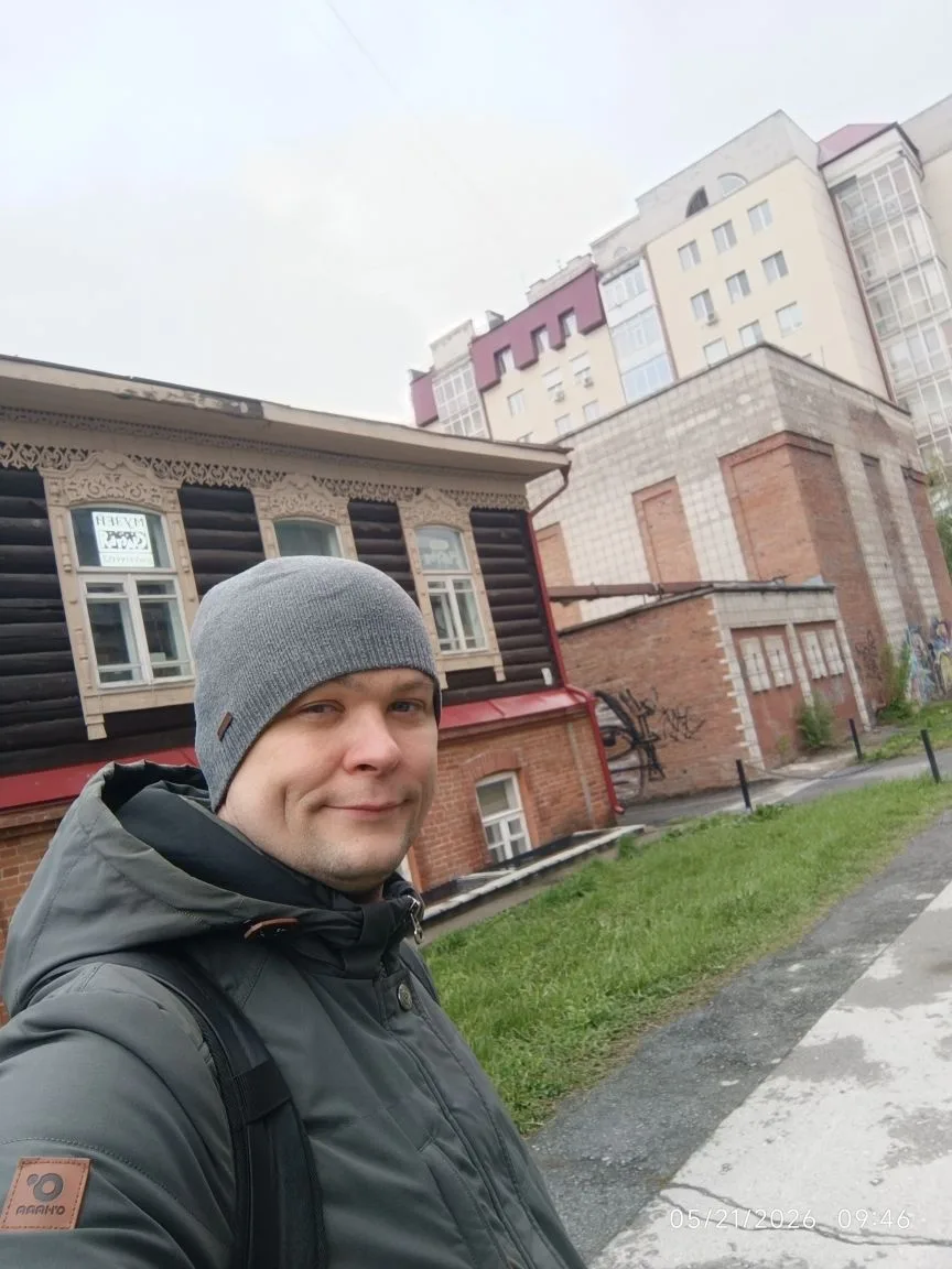 Был дневной перерыв: приехал на бизнес-обед и поднялся в кафе на третьем этаже. Пока жд...